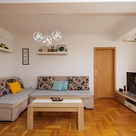 Central Apartment Апартаменти